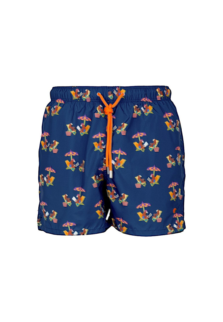 Gallo costume scimmie in spiaggia