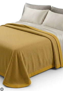 Somma coperta di lana gialla